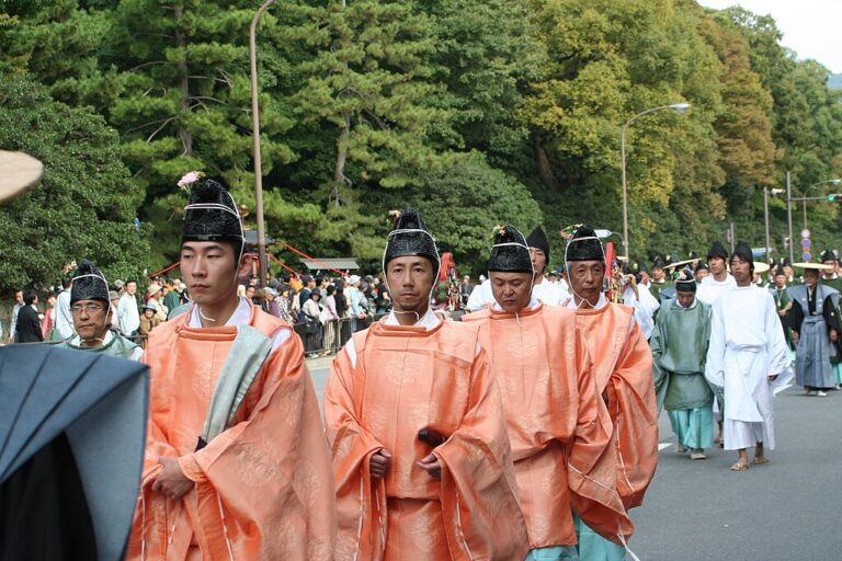 Your Complete Guide to Traditional Japanese Clothing: Kimono, Yukata ...